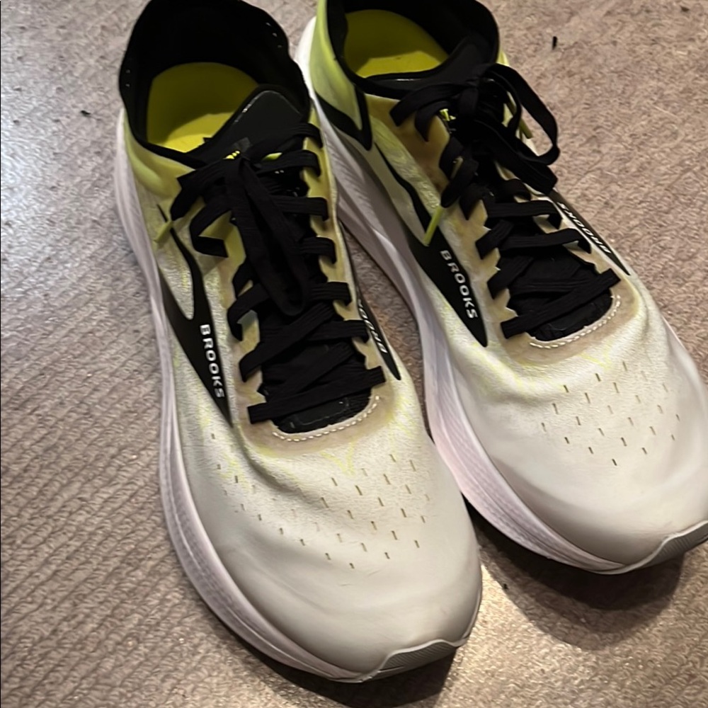 Brooks White and Black Athletic Shoes with Sleek Design